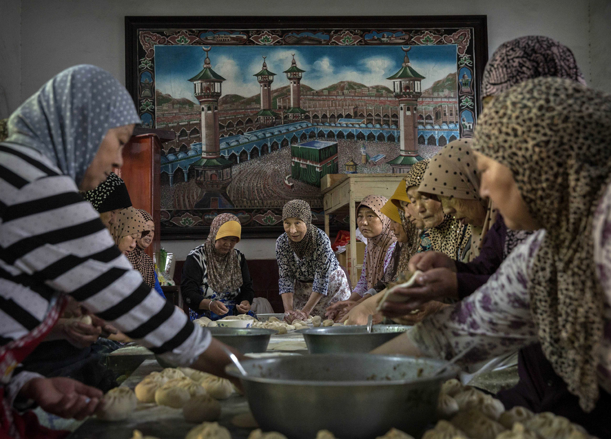 Hui Muslim women prepare food to break their fast during Ramadan at a women's only Mosque on July 11, 2014 in Sangpo, Henan Province, China