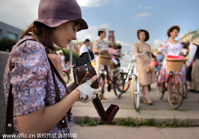 Dressed in vintage clothes, participants in St. Petersburg, Russia, ride on vintage bicycles during this year's Five Bridge Tweed Run ۸
